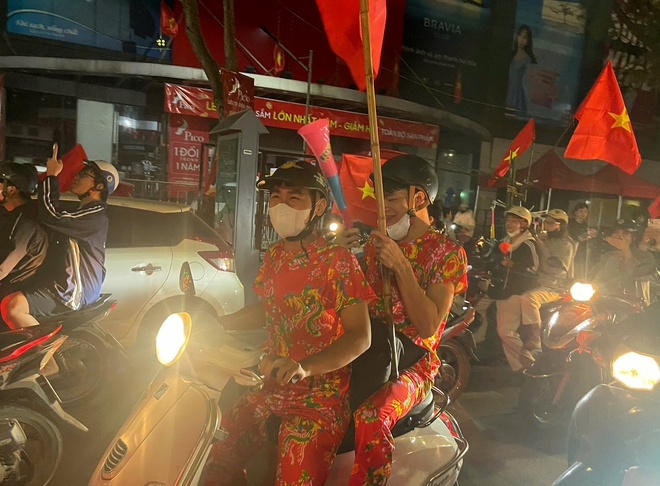 Người Hà Nội bắn pháo hoa, đi bão xuyên đêm mừng U.22 Việt Nam giành HCV SEA Games 33- Ảnh 20. Người Hà Nội bắn pháo hoa, đi bão xuyên đêm mừng U.22 Việt Nam giành HCV SEA Games 33- Ảnh 20.