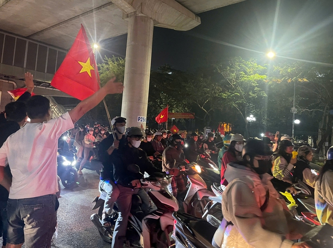 Người Hà Nội bắn pháo hoa, đi bão xuyên đêm mừng U.22 Việt Nam giành HCV SEA Games 33- Ảnh 19. Người Hà Nội bắn pháo hoa, đi bão xuyên đêm mừng U.22 Việt Nam giành HCV SEA Games 33- Ảnh 19.