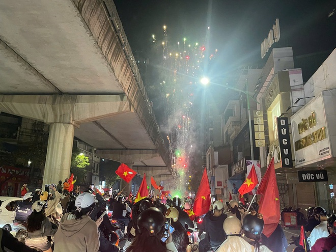 Người Hà Nội bắn pháo hoa, đi bão xuyên đêm mừng U.22 Việt Nam giành HCV SEA Games 33- Ảnh 18. Người Hà Nội bắn pháo hoa, đi bão xuyên đêm mừng U.22 Việt Nam giành HCV SEA Games 33- Ảnh 18.