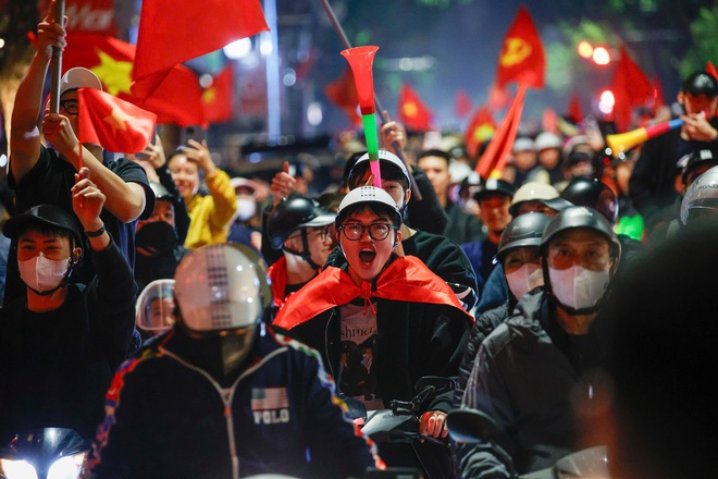 Người Hà Nội bắn pháo hoa, đi bão xuyên đêm mừng U.22 Việt Nam giành HCV SEA Games 33- Ảnh 14. Người Hà Nội bắn pháo hoa, đi bão xuyên đêm mừng U.22 Việt Nam giành HCV SEA Games 33- Ảnh 14.