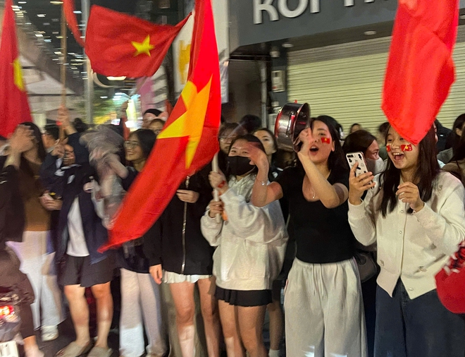 Người Hà Nội bắn pháo hoa, đi bão xuyên đêm mừng U.22 Việt Nam giành HCV SEA Games 33- Ảnh 8. Người Hà Nội bắn pháo hoa, đi bão xuyên đêm mừng U.22 Việt Nam giành HCV SEA Games 33- Ảnh 8.