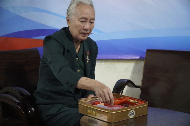 Những c&acirc;u chuyện thời hoa lửa: Thiếu nữ 'th&eacute;p' của tuyến lửa- Ảnh 2.