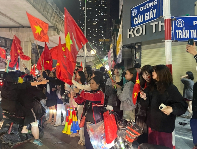 Người Hà Nội bắn pháo hoa, đi bão xuyên đêm mừng U.22 Việt Nam giành HCV SEA Games 33- Ảnh 21. Người Hà Nội bắn pháo hoa, đi bão xuyên đêm mừng U.22 Việt Nam giành HCV SEA Games 33- Ảnh 21.