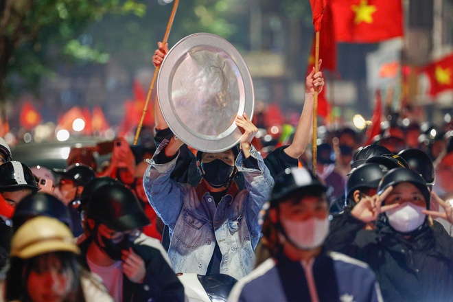 Người Hà Nội bắn pháo hoa, đi bão xuyên đêm mừng U.22 Việt Nam giành HCV SEA Games 33- Ảnh 9. Người Hà Nội bắn pháo hoa, đi bão xuyên đêm mừng U.22 Việt Nam giành HCV SEA Games 33- Ảnh 9.