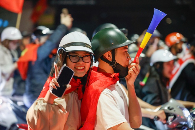 Người Hà Nội bắn pháo hoa, đi bão xuyên đêm mừng U.22 Việt Nam giành HCV SEA Games 33- Ảnh 11. Người Hà Nội bắn pháo hoa, đi bão xuyên đêm mừng U.22 Việt Nam giành HCV SEA Games 33- Ảnh 11.