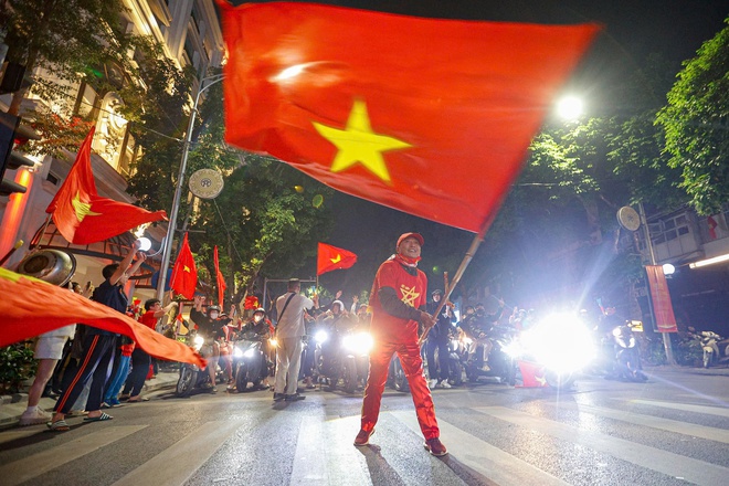 Người Hà Nội bắn pháo hoa, đi bão xuyên đêm mừng U.22 Việt Nam giành HCV SEA Games 33- Ảnh 10. Người Hà Nội bắn pháo hoa, đi bão xuyên đêm mừng U.22 Việt Nam giành HCV SEA Games 33- Ảnh 10.