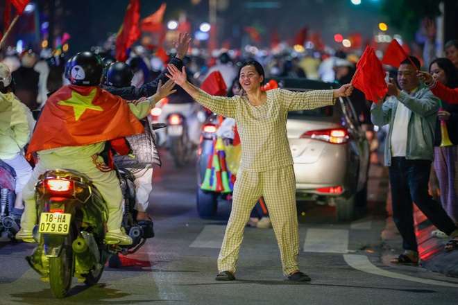 Người Hà Nội bắn pháo hoa, đi bão xuyên đêm mừng U.22 Việt Nam giành HCV SEA Games 33- Ảnh 13. Người Hà Nội bắn pháo hoa, đi bão xuyên đêm mừng U.22 Việt Nam giành HCV SEA Games 33- Ảnh 13.