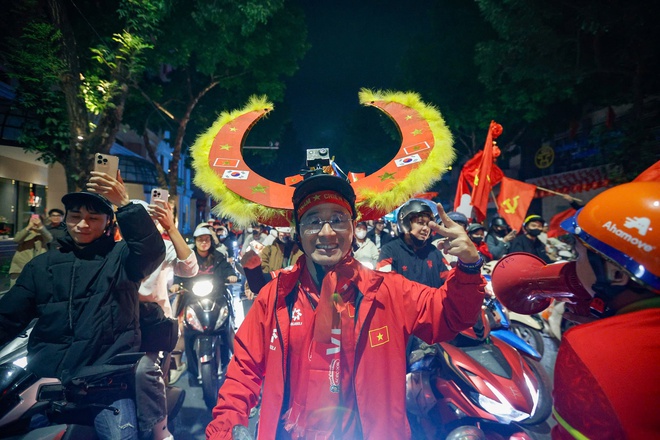 Người Hà Nội bắn pháo hoa, đi bão xuyên đêm mừng U.22 Việt Nam giành HCV SEA Games 33- Ảnh 4. Người Hà Nội bắn pháo hoa, đi bão xuyên đêm mừng U.22 Việt Nam giành HCV SEA Games 33- Ảnh 4.