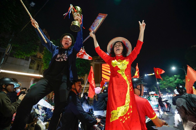 Người Hà Nội bắn pháo hoa, đi bão xuyên đêm mừng U.22 Việt Nam giành HCV SEA Games 33- Ảnh 3. Người Hà Nội bắn pháo hoa, đi bão xuyên đêm mừng U.22 Việt Nam giành HCV SEA Games 33- Ảnh 3.