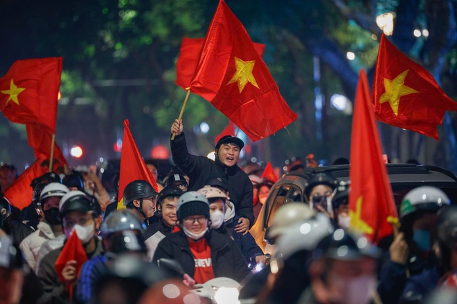 Người Hà Nội bắn pháo hoa, đi bão xuyên đêm mừng U.22 Việt Nam giành HCV SEA Games 33- Ảnh 15. Người Hà Nội bắn pháo hoa, đi bão xuyên đêm mừng U.22 Việt Nam giành HCV SEA Games 33- Ảnh 15.