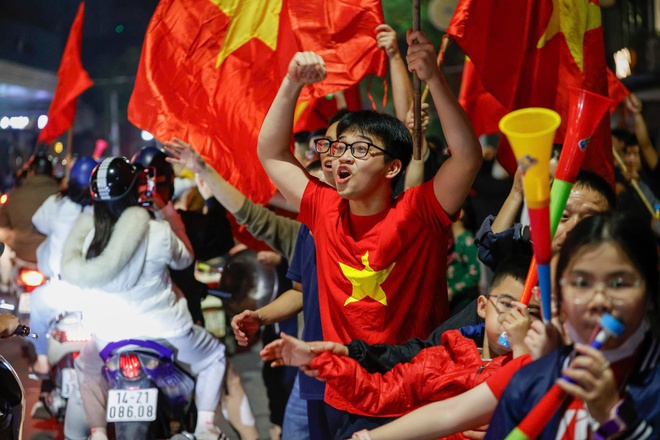 Người Hà Nội bắn pháo hoa, đi bão xuyên đêm mừng U.22 Việt Nam giành HCV SEA Games 33- Ảnh 17. Người Hà Nội bắn pháo hoa, đi bão xuyên đêm mừng U.22 Việt Nam giành HCV SEA Games 33- Ảnh 17.