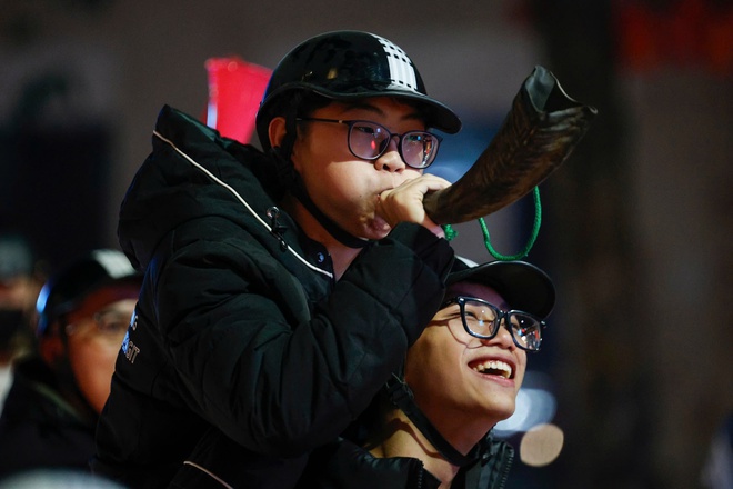Người Hà Nội bắn pháo hoa, đi bão xuyên đêm mừng U.22 Việt Nam giành HCV SEA Games 33- Ảnh 12. Người Hà Nội bắn pháo hoa, đi bão xuyên đêm mừng U.22 Việt Nam giành HCV SEA Games 33- Ảnh 12.
