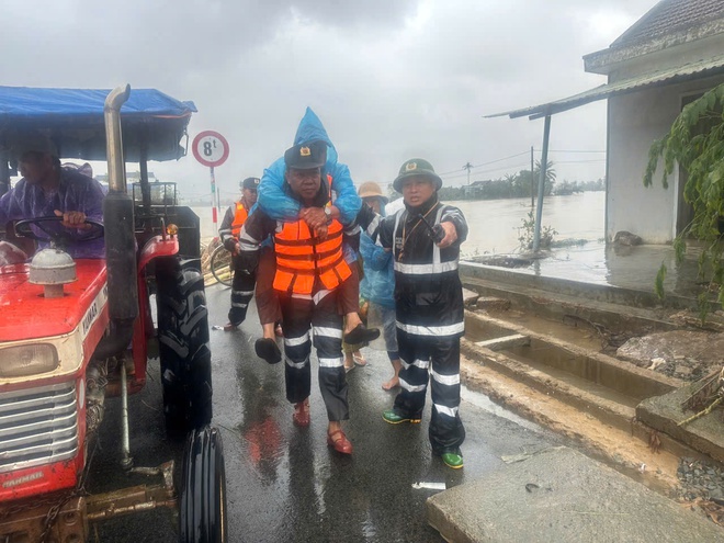 Bộ đội, c&ocirc;ng an lăn xả cứu d&acirc;n ngập lụt lịch sử, lay động l&ograve;ng bao người - Ảnh 1.