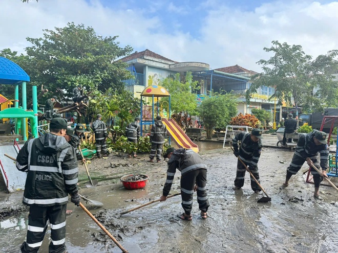Bộ đội, c&ocirc;ng an lăn xả cứu d&acirc;n ngập lụt lịch sử, lay động l&ograve;ng bao người - Ảnh 2.
