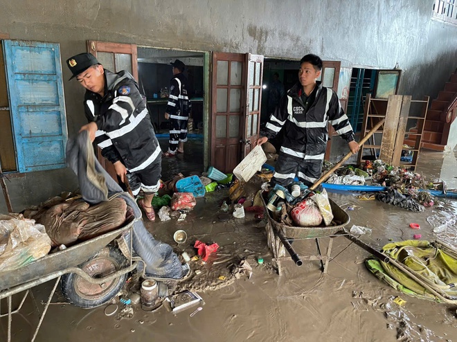 Bộ đội, c&ocirc;ng an lăn xả cứu d&acirc;n ngập lụt lịch sử, lay động l&ograve;ng bao người - Ảnh 4.