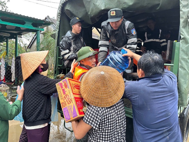 Bộ đội, c&ocirc;ng an lăn xả cứu d&acirc;n ngập lụt lịch sử, lay động l&ograve;ng bao người - Ảnh 5.