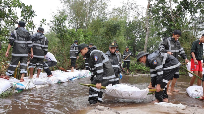 Bộ đội, c&ocirc;ng an lăn xả cứu d&acirc;n ngập lụt lịch sử, lay động l&ograve;ng bao người - Ảnh 6.