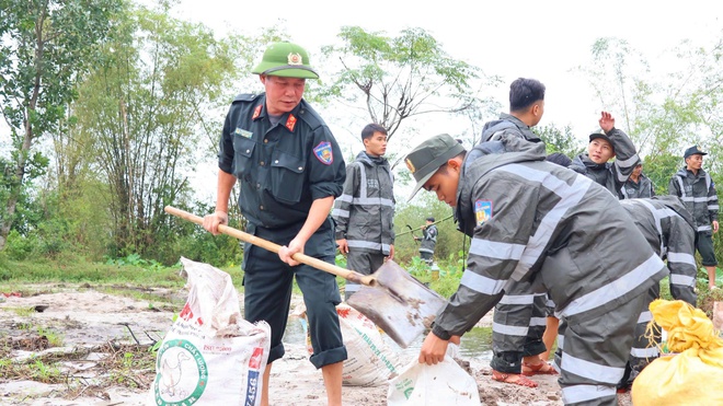 Bộ đội, c&ocirc;ng an lăn xả cứu d&acirc;n ngập lụt lịch sử, lay động l&ograve;ng bao người - Ảnh 7.