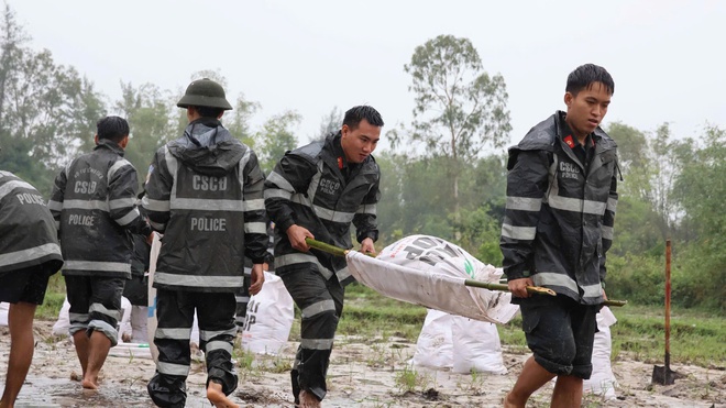 Bộ đội, c&ocirc;ng an lăn xả cứu d&acirc;n ngập lụt lịch sử, lay động l&ograve;ng bao người - Ảnh 8.