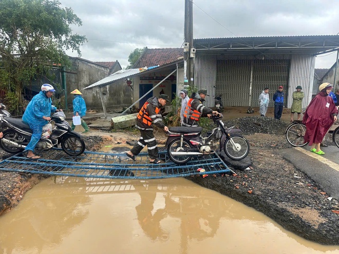 Bộ đội, c&ocirc;ng an lăn xả cứu d&acirc;n ngập lụt lịch sử, lay động l&ograve;ng bao người - Ảnh 9.