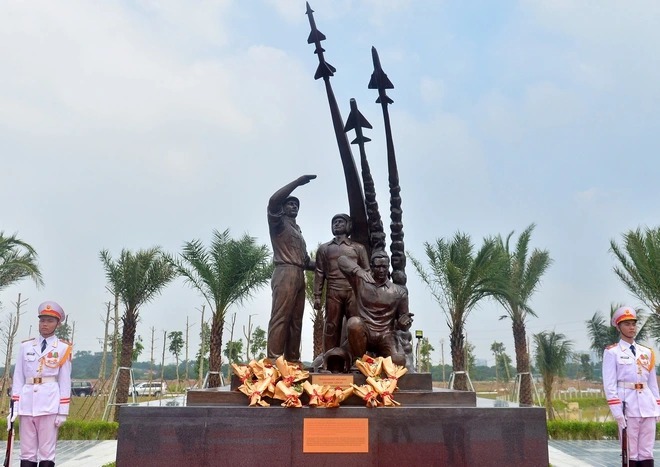 Bộ Quốc ph&ograve;ng kh&aacute;nh th&agrave;nh tượng đ&agrave;i chuy&ecirc;n gia, chiến sĩ 5 nước- Ảnh 3.