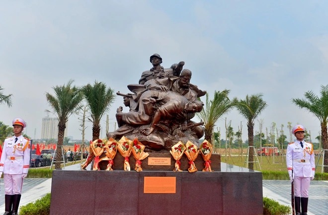 Bộ Quốc ph&ograve;ng kh&aacute;nh th&agrave;nh tượng đ&agrave;i chuy&ecirc;n gia, chiến sĩ 5 nước- Ảnh 2.