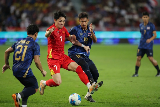 Chuy&ecirc;n gia Th&aacute;i Lan: 'Kh&ocirc;ng trị bệnh m&atilde;n t&iacute;nh, b&oacute;ng đ&aacute; ch&uacute;ng ta c&ograve;n thua Việt Nam nhiều lần'- Ảnh 5.
