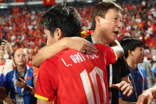 B&aacute;o H&agrave;n Quốc khen 'ma thuật' HLV Kim Sang-sik, lộ t&acirc;m trạng U.22 Th&aacute;i Lan &lsquo;nhiều nước mắt&rsquo; sau chung kết- Ảnh 4.