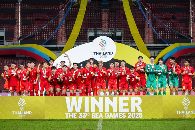 Chuy&ecirc;n gia Th&aacute;i Lan: 'Kh&ocirc;ng trị bệnh m&atilde;n t&iacute;nh, b&oacute;ng đ&aacute; ch&uacute;ng ta c&ograve;n thua Việt Nam nhiều lần'- Ảnh 1.