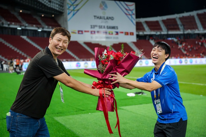 B&aacute;o H&agrave;n Quốc khen 'ma thuật' HLV Kim Sang-sik, lộ t&acirc;m trạng U.22 Th&aacute;i Lan &lsquo;nhiều nước mắt&rsquo; sau chung kết- Ảnh 2.