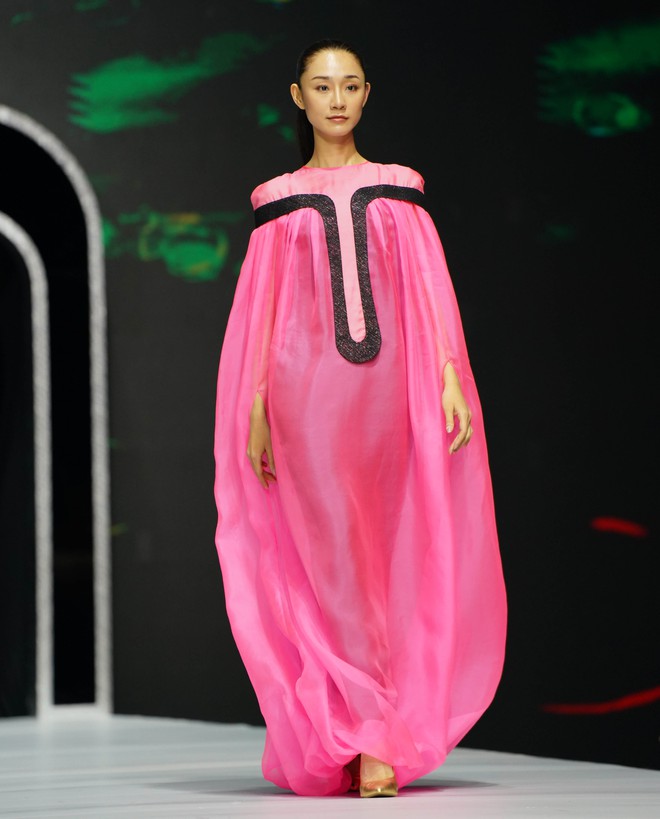 Khám phá thời trang phong cách vị lai qua các thiết kế Haute Couture Pháp- Ảnh 3.