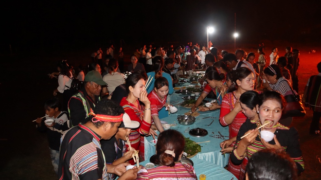 Đồng b&agrave;o S&rsquo;ti&ecirc;ng vui lễ hội mừng l&uacute;a mới trong tiếng gi&atilde; gạo, cồng chi&ecirc;ng - Ảnh 23.