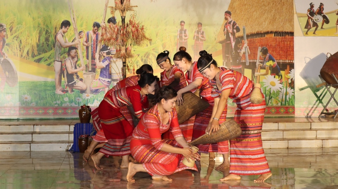 Đồng b&agrave;o S&rsquo;ti&ecirc;ng vui lễ hội mừng l&uacute;a mới trong tiếng gi&atilde; gạo, cồng chi&ecirc;ng - Ảnh 12.