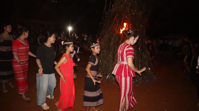 Đồng b&agrave;o S&rsquo;ti&ecirc;ng vui lễ hội mừng l&uacute;a mới trong tiếng gi&atilde; gạo, cồng chi&ecirc;ng - Ảnh 21.