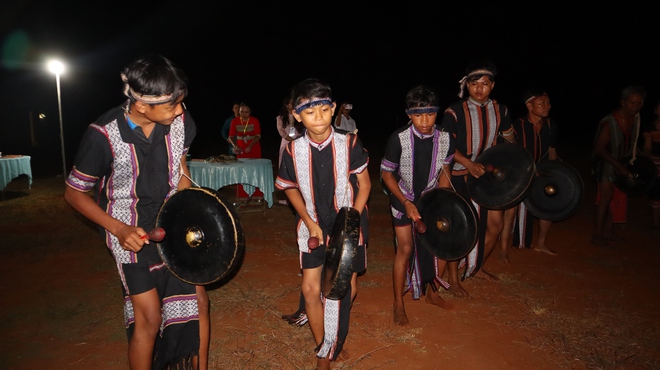 Đồng b&agrave;o S&rsquo;ti&ecirc;ng vui lễ hội mừng l&uacute;a mới trong tiếng gi&atilde; gạo, cồng chi&ecirc;ng - Ảnh 18.