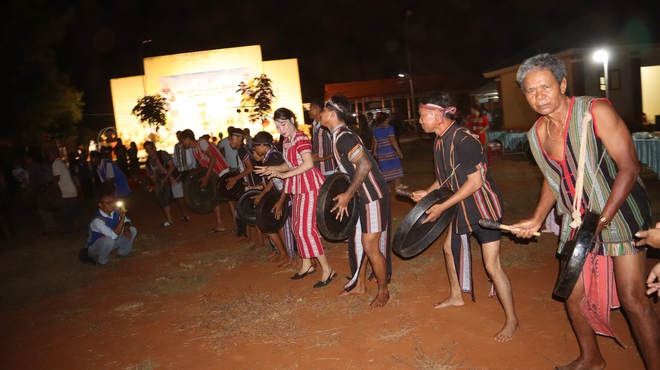 Đồng b&agrave;o S&rsquo;ti&ecirc;ng vui lễ hội mừng l&uacute;a mới trong tiếng gi&atilde; gạo, cồng chi&ecirc;ng - Ảnh 20.