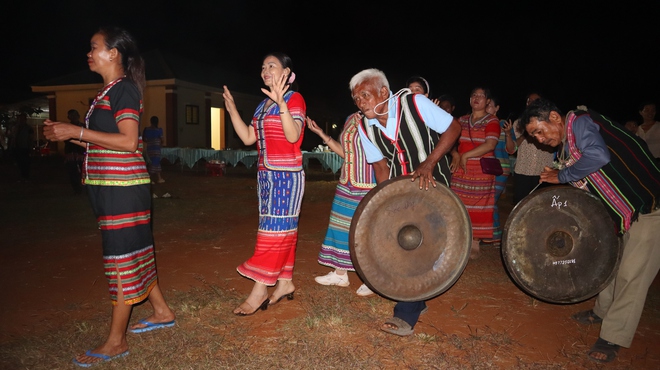 Đồng b&agrave;o S&rsquo;ti&ecirc;ng vui lễ hội mừng l&uacute;a mới trong tiếng gi&atilde; gạo, cồng chi&ecirc;ng - Ảnh 19.