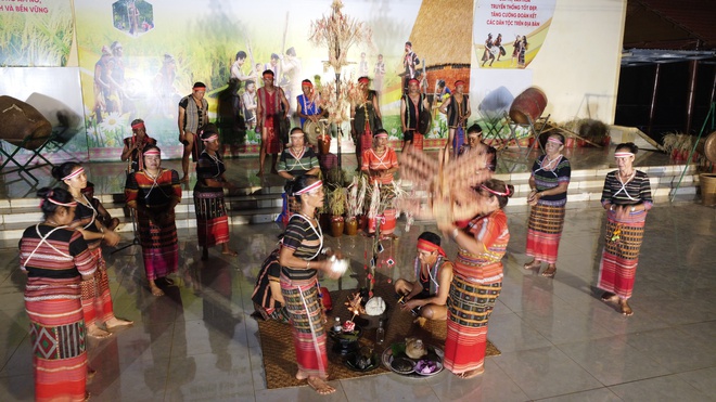 Đồng b&agrave;o S&rsquo;ti&ecirc;ng vui lễ hội mừng l&uacute;a mới trong tiếng gi&atilde; gạo, cồng chi&ecirc;ng - Ảnh 14.