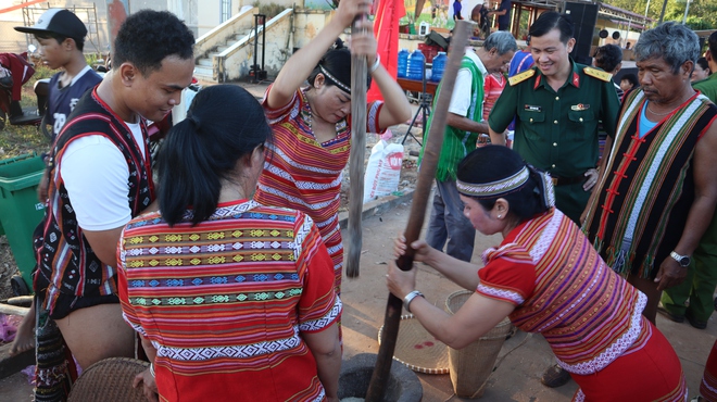 Đồng b&agrave;o S&rsquo;ti&ecirc;ng vui lễ hội mừng l&uacute;a mới trong tiếng gi&atilde; gạo, cồng chi&ecirc;ng - Ảnh 8.