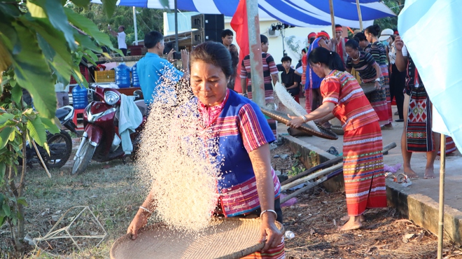 Đồng b&agrave;o S&rsquo;ti&ecirc;ng vui lễ hội mừng l&uacute;a mới trong tiếng gi&atilde; gạo, cồng chi&ecirc;ng - Ảnh 7.