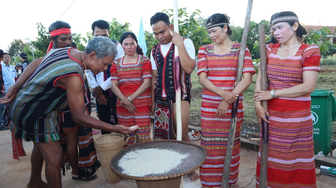 Đồng b&agrave;o S&rsquo;ti&ecirc;ng vui lễ hội mừng l&uacute;a mới trong tiếng gi&atilde; gạo, cồng chi&ecirc;ng - Ảnh 6.