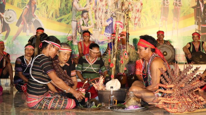 Đồng b&agrave;o S&rsquo;ti&ecirc;ng vui lễ hội mừng l&uacute;a mới trong tiếng gi&atilde; gạo, cồng chi&ecirc;ng - Ảnh 16.