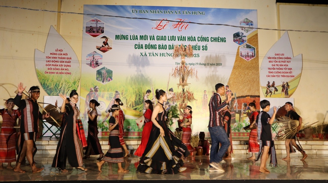 Đồng b&agrave;o S&rsquo;ti&ecirc;ng vui lễ hội mừng l&uacute;a mới trong tiếng gi&atilde; gạo, cồng chi&ecirc;ng - Ảnh 13.