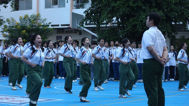 Cuối tuần, 500 trai xinh, g&aacute;i đẹp đến trường l&uacute;c s&aacute;ng sớm để r&egrave;n thể lực- Ảnh 1.