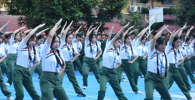 Cuối tuần, 500 trai xinh, g&aacute;i đẹp đến trường l&uacute;c s&aacute;ng sớm để r&egrave;n thể lực- Ảnh 2.