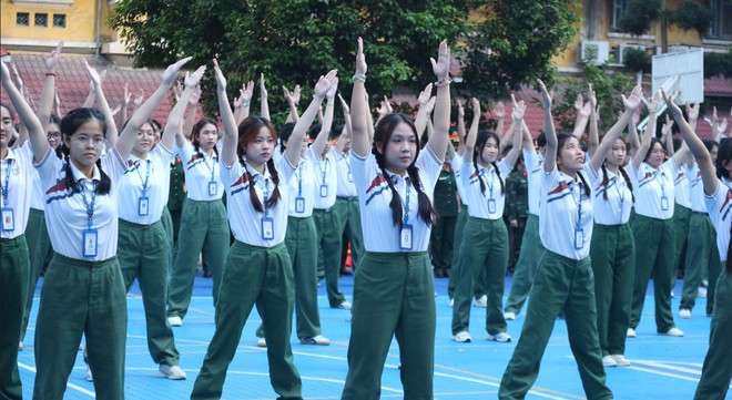 Cuối tuần, 500 trai xinh, g&aacute;i đẹp đến trường l&uacute;c s&aacute;ng sớm để r&egrave;n thể lực- Ảnh 3.