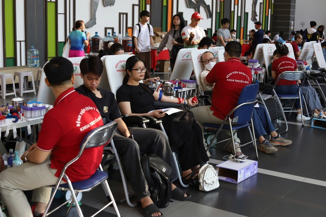 'Chưa c&oacute; cuốc', t&agrave;i xế xe c&ocirc;ng nghệ tranh thủ hiến m&aacute;u cứu người- Ảnh 3.