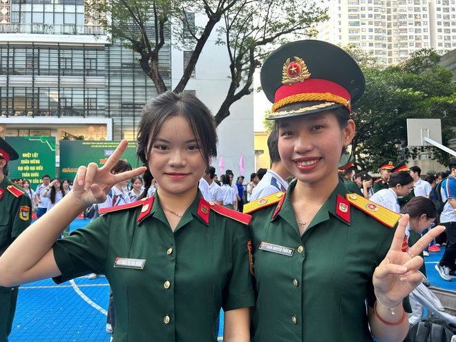 Cuối tuần, 500 trai xinh, g&aacute;i đẹp đến trường l&uacute;c s&aacute;ng sớm để r&egrave;n thể lực- Ảnh 7.