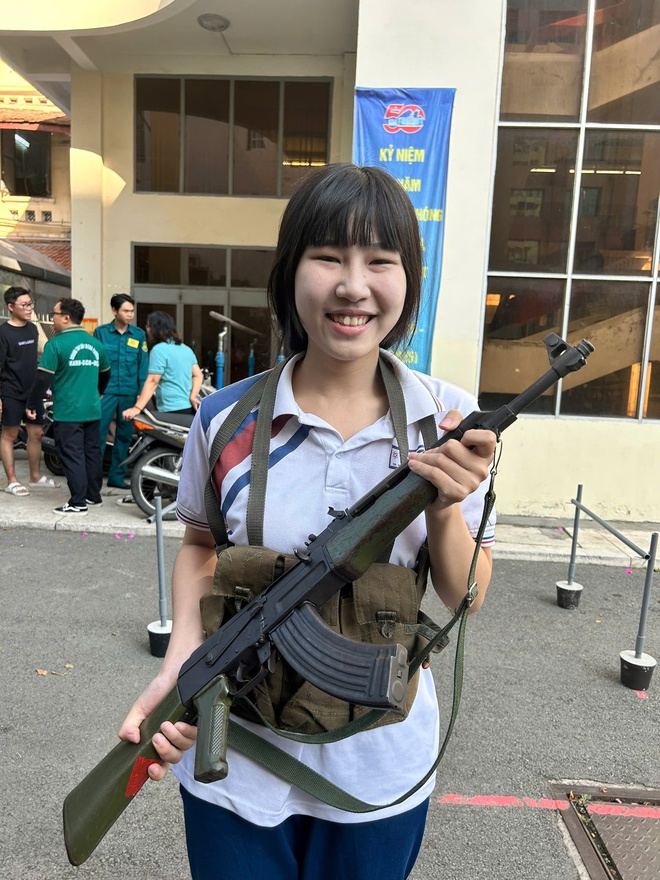 Cuối tuần, 500 trai xinh, g&aacute;i đẹp đến trường l&uacute;c s&aacute;ng sớm để r&egrave;n thể lực- Ảnh 9.