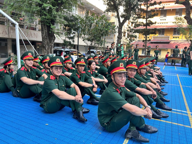 Cuối tuần, 500 trai xinh, g&aacute;i đẹp đến trường l&uacute;c s&aacute;ng sớm để r&egrave;n thể lực- Ảnh 11.